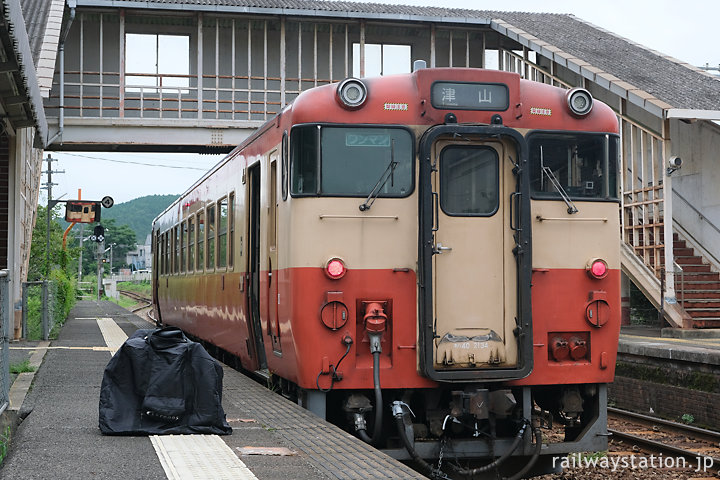 弓削駅、津山線国鉄型気動車キハ40・ノスタルジー色