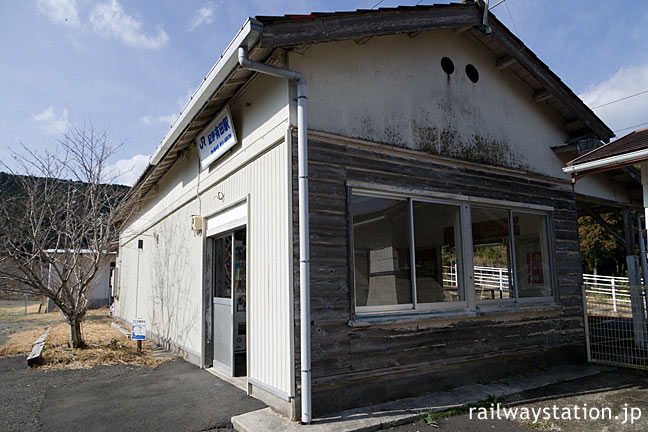 JR西日本・紀伊有田駅、古い木造駅舎らしい質感残る側面