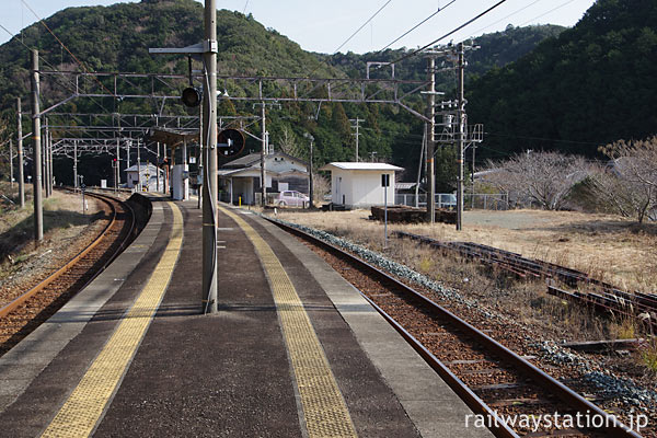 JR西日本・紀勢本線・紀伊有田駅、幅が狭いプラットホーム