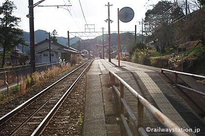 紀勢本線・紀伊浦神駅ホームと駅舎