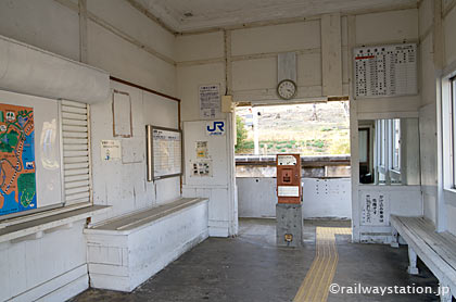 紀勢本線・紀伊浦神駅、昔の雰囲気残した待合室と出札口