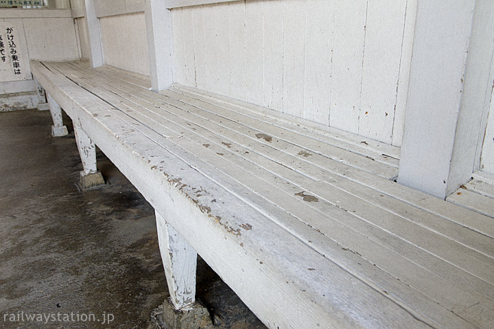 紀勢本線・紀伊浦神駅の木造駅舎、待合室の木のベンチ