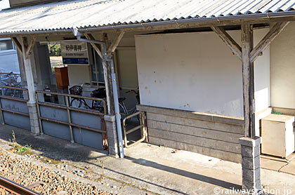 紀勢本線・紀伊浦神駅の木造駅舎、ホーム側