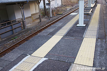 紀伊浦神駅、紀勢本線この辺の駅らしい狭いホーム