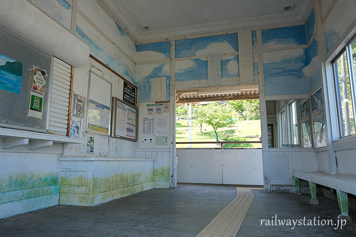 紀伊浦神駅、紀の国トレイナートの駅舎アートで「巡るうみとやま」をテーマにペイントされた待合室