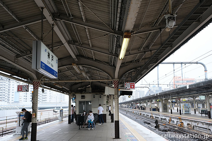 東海道本線終着駅、山陽本線始発駅の神戸駅のプラットホーム