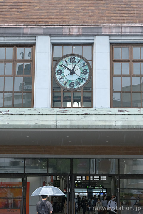 JR神戸駅、レトロな駅舎に掲げられる大時計