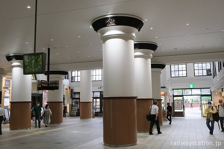 JR神戸駅舎、高架下コンコースの重厚な柱