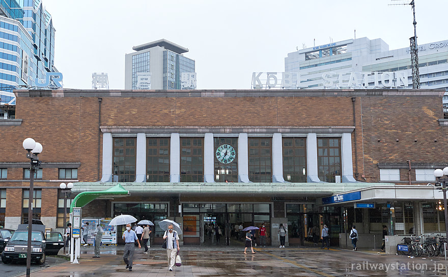 JR東海道本線・山陽本線の神戸駅、レトロで重厚な駅舎正面