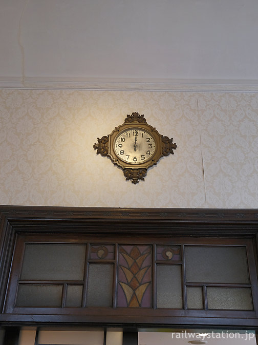 JR神戸駅貴賓室、出入口扉の装飾と古い時計