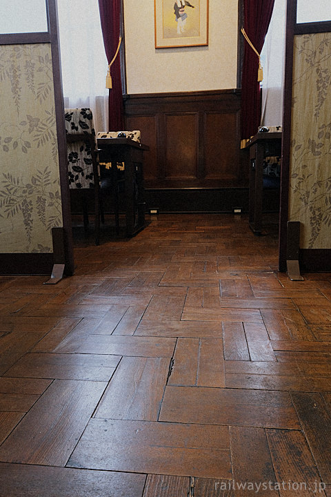 JR神戸駅貴賓室、昔のままの木の板張りの床