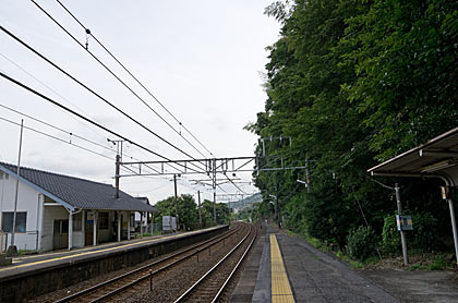 JR山陽本線・神代駅、2面2線のプラットホーム