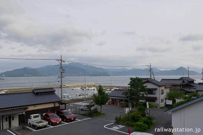 山陽本線・神代駅の跨線橋から眺める瀬戸内海と島並