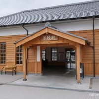 京終駅 (JR西日本・桜井線)～開業の明治時代のイメージに改修された木造駅舎～