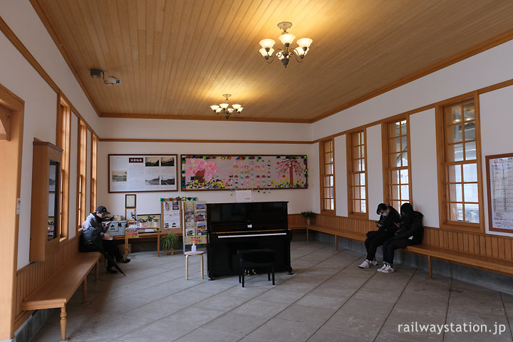 JR西日本桜井線・京終駅、駅ピアノが置かれた待合室