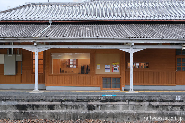 JR西日本桜井線・京終駅、改修されカフェが入居した明治の木造駅舎