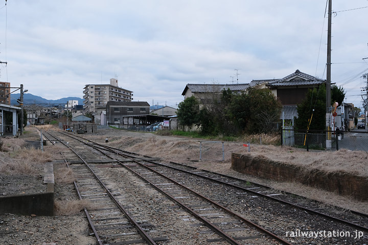 JR桜井線・京終駅、レンガのホーム跡がある広い側線跡