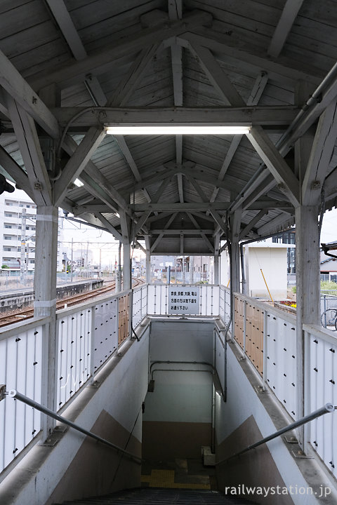 JR西日本桜井線・京終駅、地下通路と木造上屋