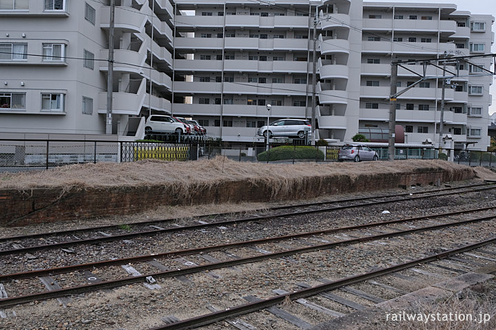 JR西日本桜井線・京終駅、側線跡のレンガ積みホーム跡