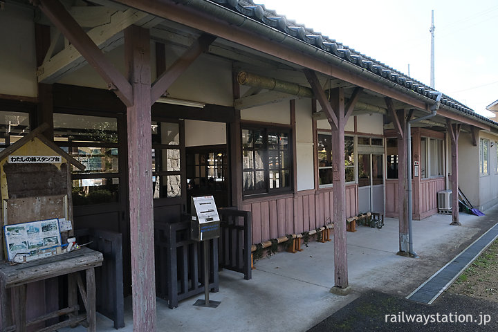 JR西日本小浜線・松尾寺の木造駅舎ホーム側