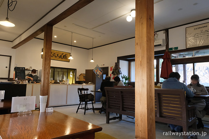 JR小浜線・松尾寺駅の木造駅舎、日本茶カフェ流々亭