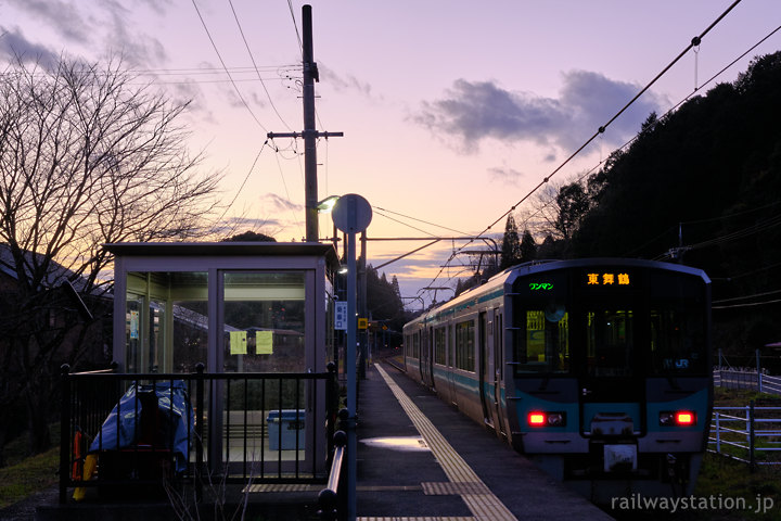 JR西日本小浜線、夕暮れの松尾寺駅、125系電車