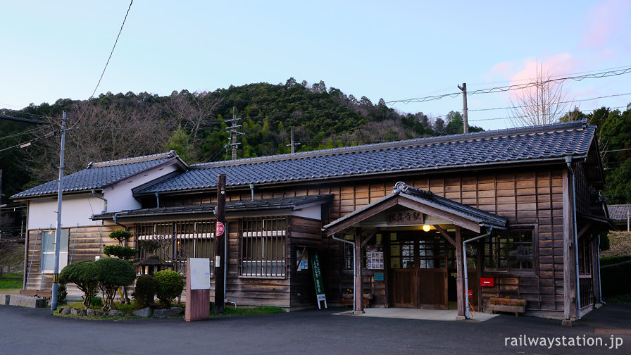 JR西日本小浜線・松尾寺、大正時代築の木造駅舎