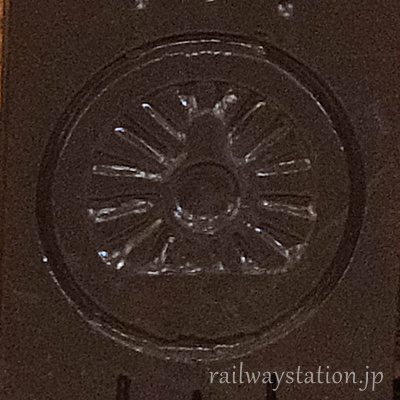 小浜線・松尾寺、日本茶カフェにある木製ベンチの動輪マーク