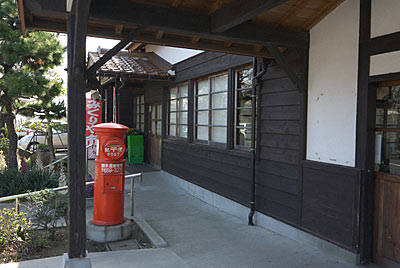 山陰本線・御来屋駅、木造駅舎と丸ポスト