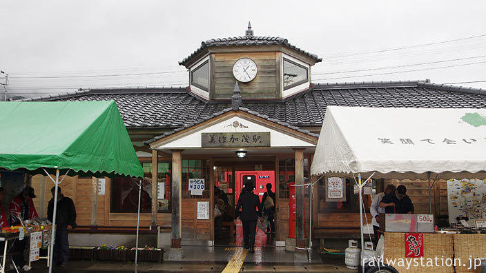 JR西日本・因美線・美作加茂駅、2006年に新築された木造駅舎