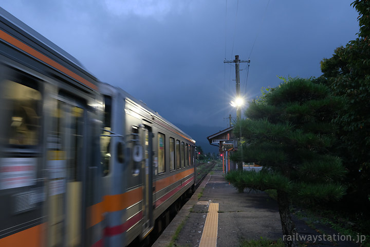 因美線、美作加茂駅を発つ早朝の下り始発列車