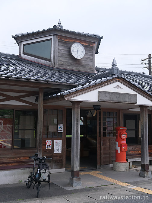 因美線、美作加茂駅の木造風駅舎