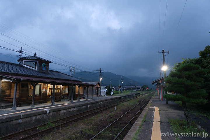 因美線、夜明け前の美作加茂駅