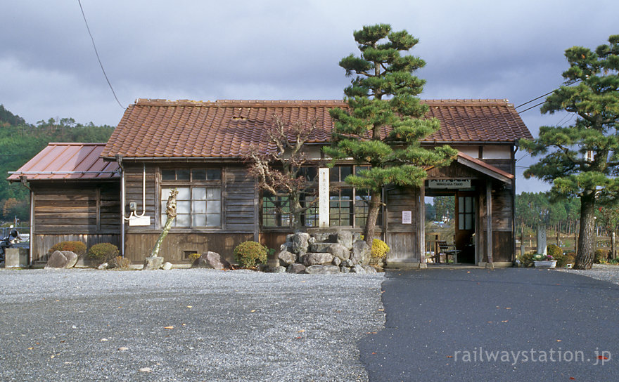2004年当時、JR因美線・美作滝尾駅の木造駅舎