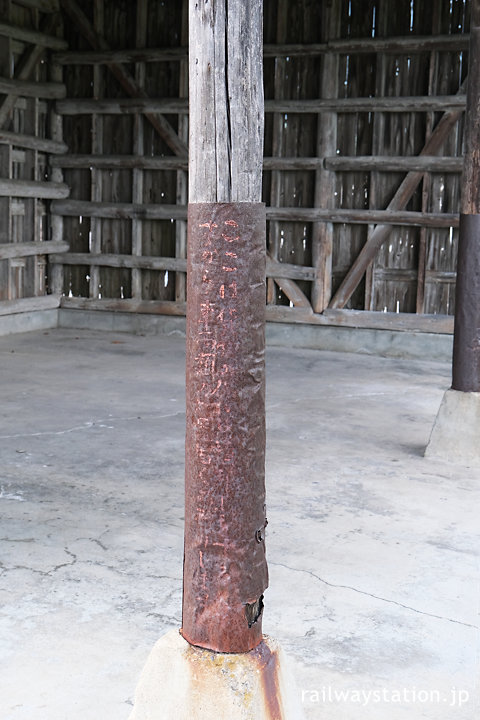 美作滝尾駅、薄れた木造上屋柱の注意書き