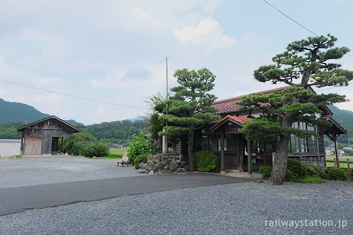 JR西日本因美線・美作滝尾駅、木造の駅舎と貨物上屋