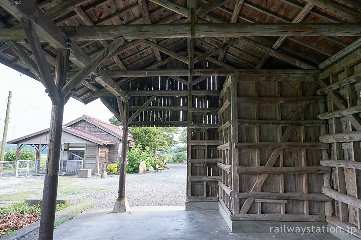 美作滝尾駅、レトロな国鉄時代を感じさせる貨物上屋と木造駅舎