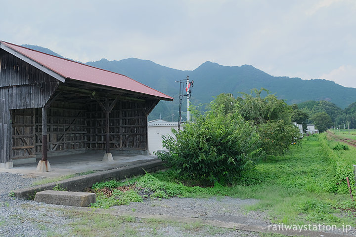 JR美作滝尾駅、側線跡と木造の貨物上屋