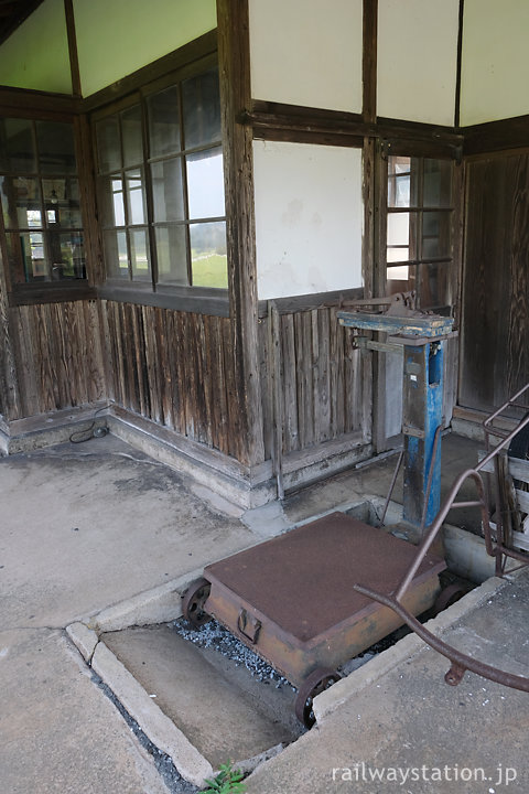 美作滝尾駅、駅舎ホーム側の定位置に収まる古い秤