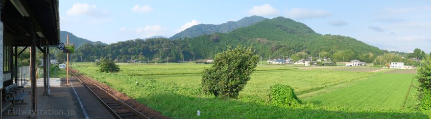 岡山県津山市、美作滝尾駅ホームから見た田んぼや山々