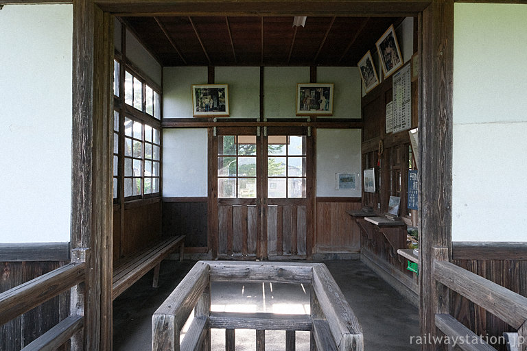 美作滝尾駅の木造駅舎、改札口と待合室