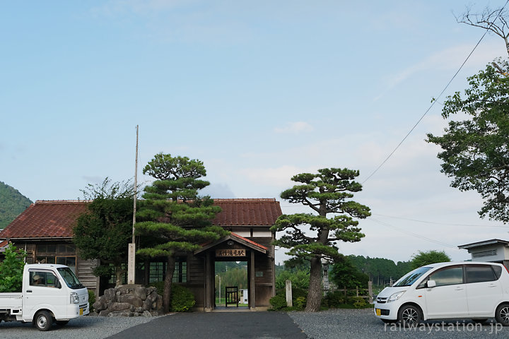 美作滝尾駅、夕刻、帰宅する学生を迎えに来た車