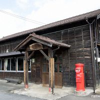 JR姫新線・美作千代駅、古く趣ある木造駅舎は丸ポストが映える