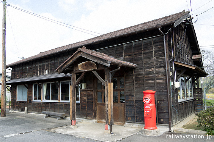 JR姫新線・美作千代駅、古く趣ある木造駅舎は丸ポストが映える