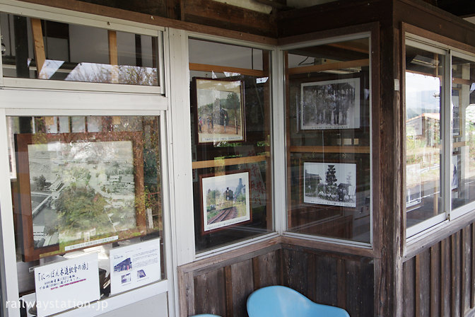 昔の美作千代駅の風景などが展示された駅舎ホーム側