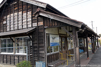 JR西日本姫新線・美作千代駅の木造駅舎ホーム側