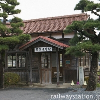因美線の美作滝尾駅、開業の昭和3年以来の木造駅舎