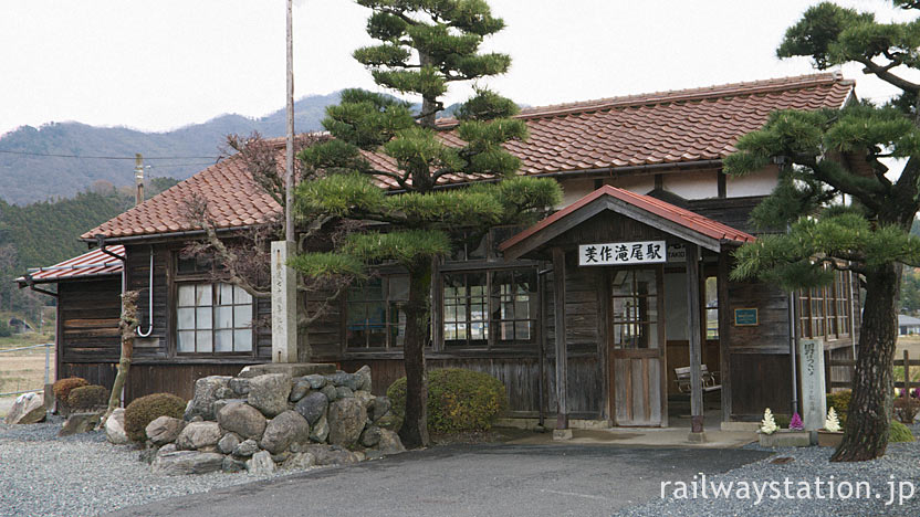 因美線の美作滝尾駅、開業の昭和3年以来の木造駅舎