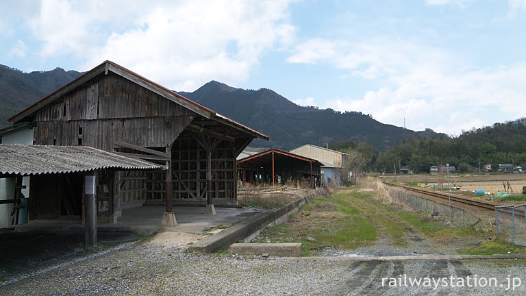 因美線・美作滝尾駅、側線ホーム跡に残る木造の貨物上屋。