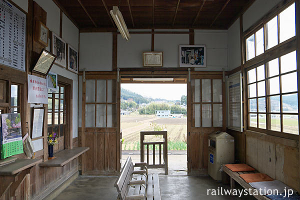 因美線美作滝尾駅の木造駅舎、昔のままの待合室。